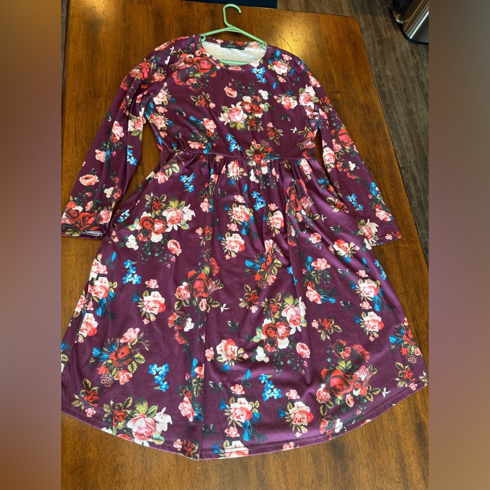 Zesica maroon floral dress size XL. Smoke free home